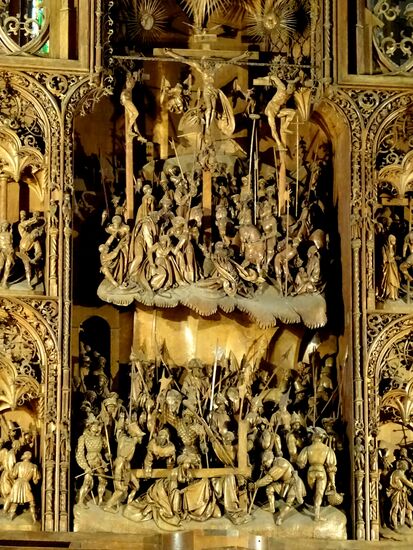 Erst aus der Nähe sieht man die feine Schnitzarbeit