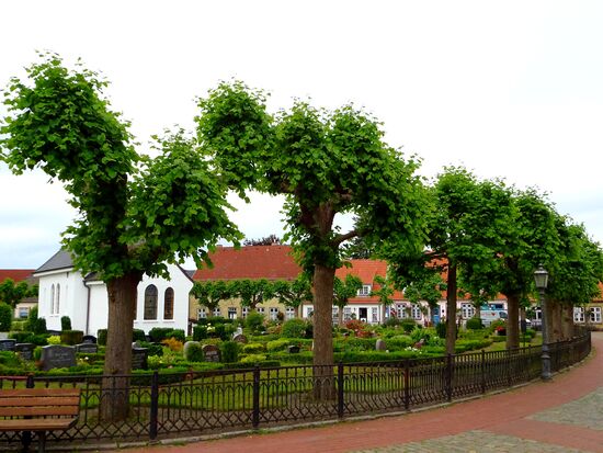 Umsäumt von kleinen Häuschen