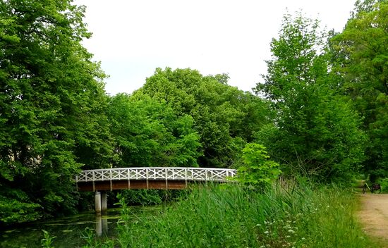 Zugang an der Seite über die Brücke, die Strasse an der Hauptzufahrt ist Baustelle