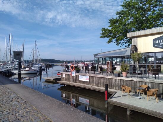 Ein letzter Blick auf den Stadthafen beim Gang zum Hafenmeister, Schlüssel fürs Sanitärgebäude abgegeben und Pfand ausgelöst......dann sind wir abgefahren!