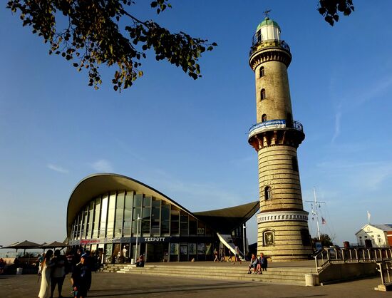Blick auf den 125-Jahre alten Warnemünder Leuchtturm mit dem denkmalgeschützten "Teepott", einem Restaurant