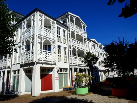 Nahe Bahnhof Sellin, relativ neu erbaute Villen im Bäderstil