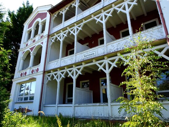 Hler steht noch eine Renovierung an, überall fehlt Farbe