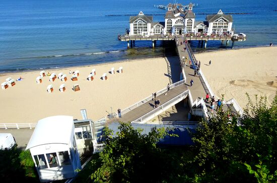 Links der Schrägaufzug