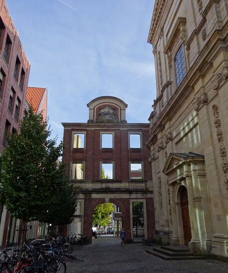 Dominikanerkirche rechts im Bild