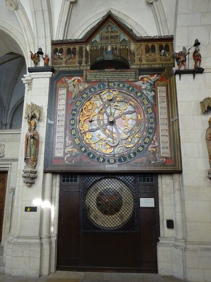 Die astronomische Uhr, kann über einen Seiteneingang, auch während einer Messe, angeschaut werden. Trotz Flyers mit Erklärungen......sehr kompliziert......Mondphasen, Tierkreiszeichen, Stand der Gestirne uvm.
1540-1542 durch Dietrich Tzwyvel und Johann von Aachen berechnet, vom Schlosser   Nikolaus Wendemaker wurde das Werk geschmiedet. Der Maler Ludger tom Ring 
 schuf die Malerei auf dem Gehäuse