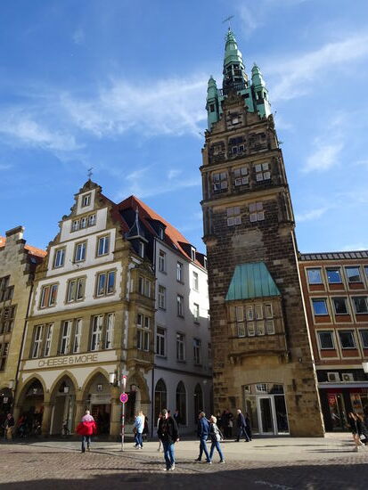 Dieser Stadthausturm ist der einzige Teil eines Stadthauses, das 1902-1907 durch Alfred Hensen entworfen wurde. Das Stadthaus wurde im 2. WK komplett zerstört, der Turm überstand den Angriff so gut wie unbeschadet.