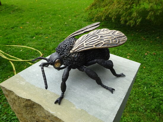 Im Einfangsbereich kleine Tierbronzen