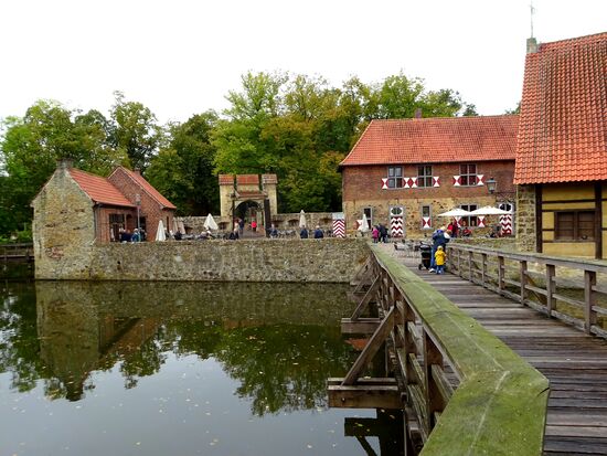 Links ist der Brotverkauf....