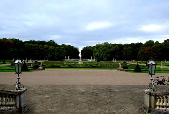 Blick auf den Barockgarten
Ganz hinten am Ende der Schneise, rechts abbiegen, dann nicht mehr weit zum Stellplatz