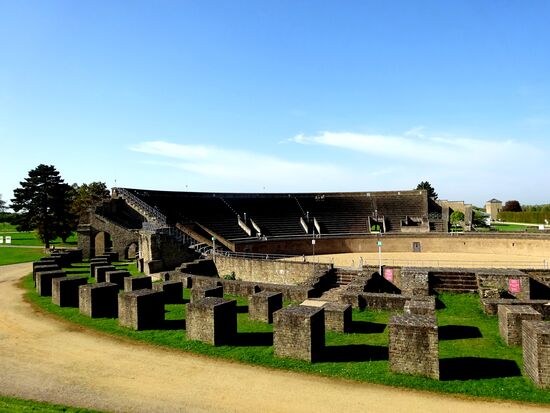 Das Amphitheater, in Originalgrösse rekonstruiert und aufgebaut, wurde in 1977 eröffnet. Es hatte Platz für bis zu 10.000 Personen