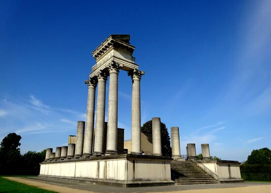 Der Hafentempel war der zweitgrößte Tempel der Stadt. Seine Größe und der seinerzeit aufwändig verzierte, farbig bemalte Kalkstein kündeten vom Anspruch der Colonia, ein Stück „Rom in der Fremde" darzustellen. Auch dieser war einst einer bestimmten Gottheit geweiht.Seinen Namen erhielt das Bauwerk bei den Ausgrabungen wegen der Nähe zum Hafen. Der Kultraum ist z. Zt. nicht zugänglich.