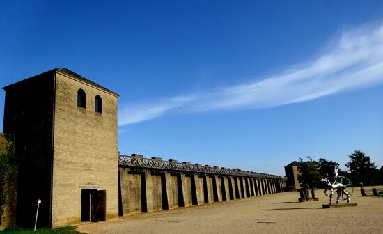 An jeder Seite Zugangstore in der Stadtmauer