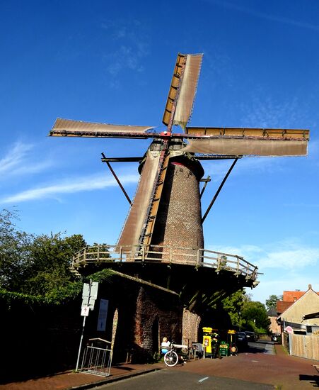 Auf der Heimfahrt vorbei an der Kriemhild-Mühle, mit kleinem Shop innen, Wein, Brot, Honig, Federweisser, Obst und mehr