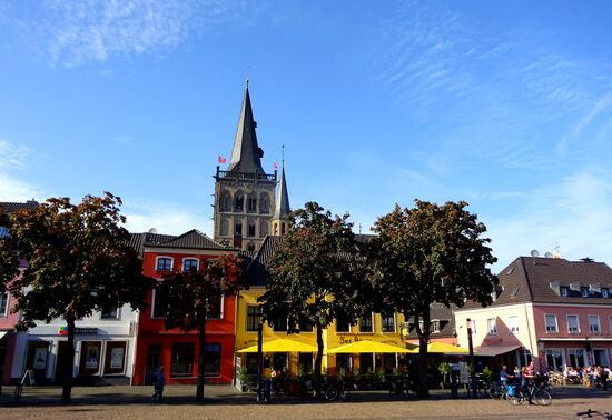 Ein erster Blick auf den Marktplatz mit Dom im Hintergrund