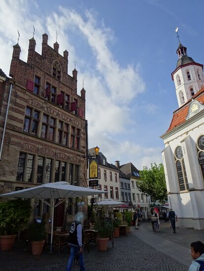 Rechts im Bild die ev. Stadtkirche