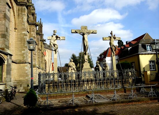 Vor dem Eingang, Darstellung Kreuzigung Jesus