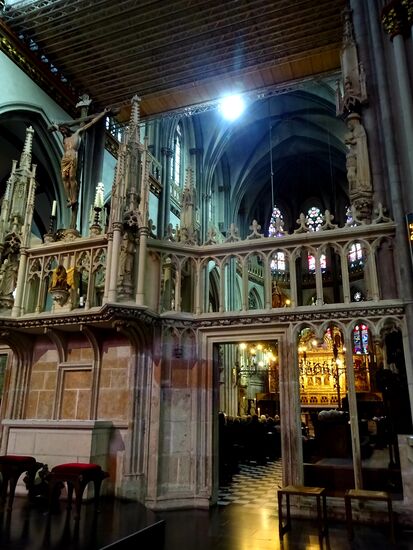 Der Altarraum, hinten im Bild, konnte nicht besichtigt werden, da ein Requiem abgehalten wurde