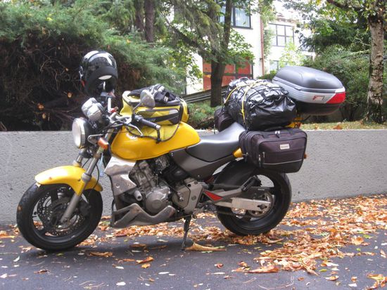 meine Reisepartnerin mit dem Gepäck