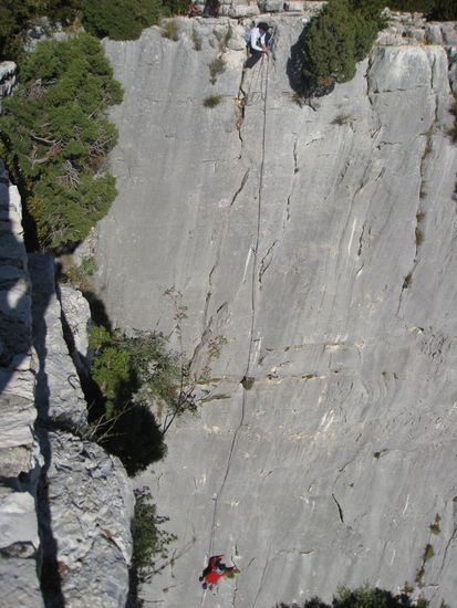 Schotten beim klettern. (... und unter dem Bildrand geht es noch richtig weit runter)