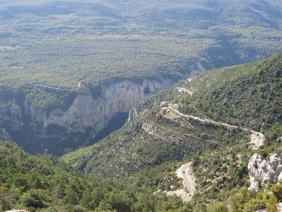 Die Straßen links und rechts entlang des Canyon