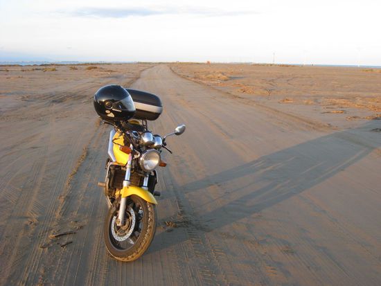 Meine Hornet am "Strand", links und rechts nur ein paar Meter zum Meer.