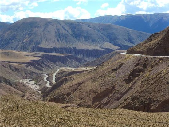 passstrasse ueber 4200 meter nach salinas grandes.