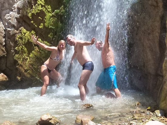 bei 40 grad im schatten, springt man gerne unter den 15 grad kalten wasserfall.