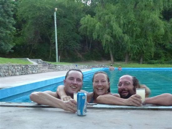 perfektes timing, bei 40 grad im schatten, schmeissen wir uns in die 38 grad heissen thermen von aguas calientes.
