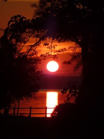 die sonne sticht bei san bernardino/sanber (30 km von asuncion) in den anliegenden see.