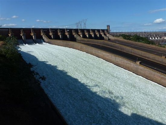 eine der ueberlaufschleusen des gigantischen itaipu staudamm ist geoeffnet.