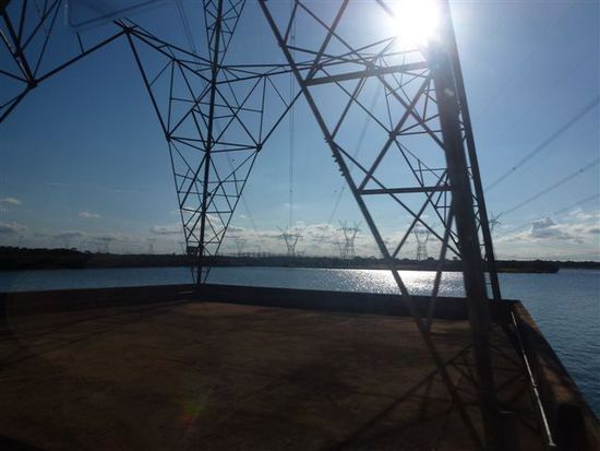 die erzeugte strommenge versorgt 75 millionen menschen in brasilien und paraguay mit strom...