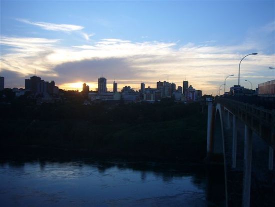 sonnenuntergang in ciudad del este.