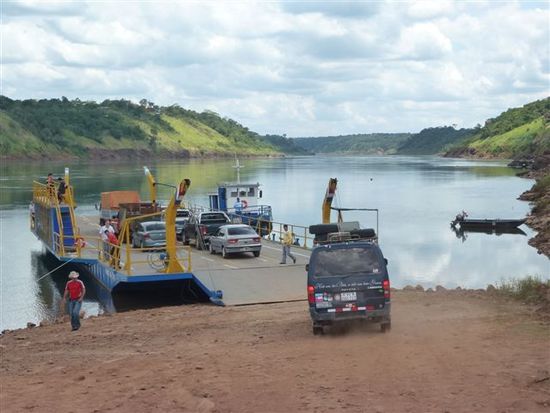 ab auf die faehre puerto iguazu argentinien.