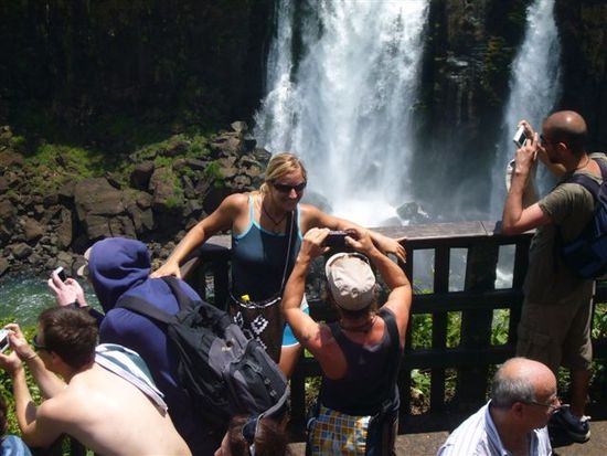 iguazu, es brodelt, es zischt, es brummt, es windet, es regnet, es ist einfach wahnsinnig schooooeeeeeen!