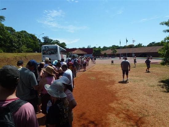 das ist die schlange beim brasilianischen eingang, ja es ist ferienzeit, ja es dauerte 4 stunden...