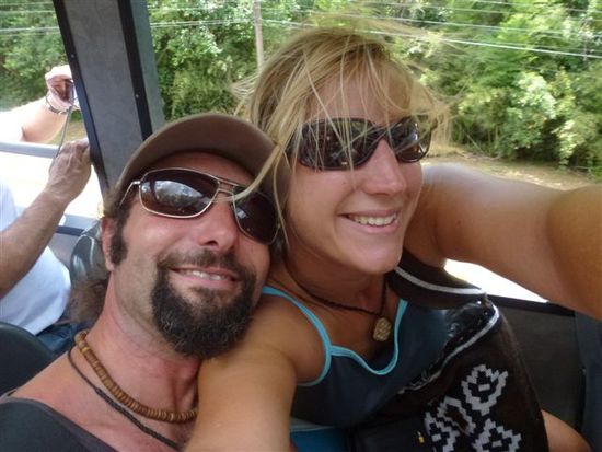 endlich drin, hier faehrt uns der iguazu bus ins paradies.