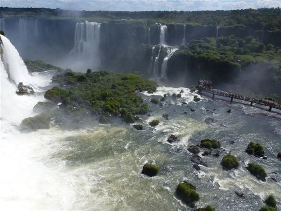 rechts unten der brasilianische steg zum gargante del diablo, wo das wasser von allen seiten herunterspringt.
