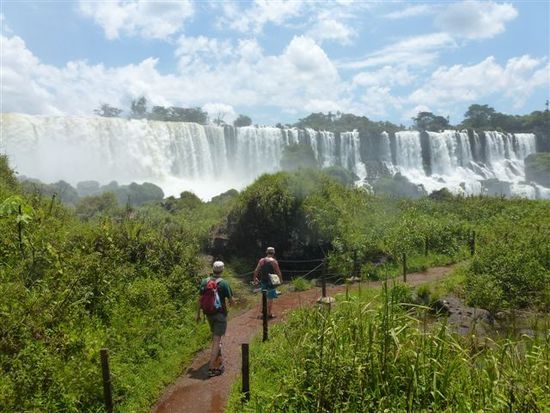 auf der argentinischen seite kann man grandios wandern.