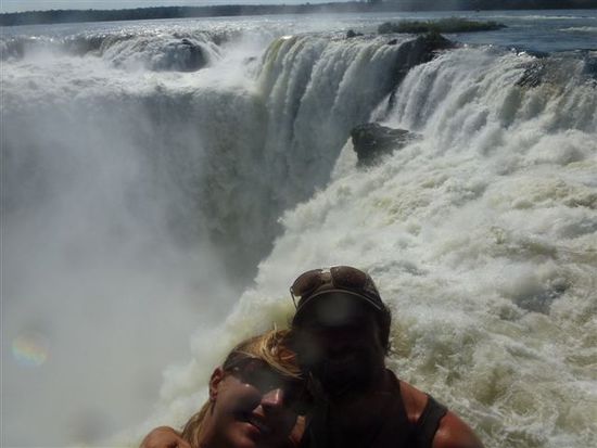 iguazu ist ein guarani wort und heisst uebersetzt grosses wasser, passt!