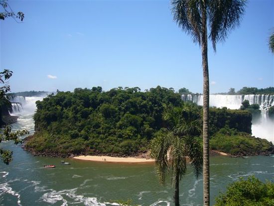 isla san martin inmitten von wasserfaellen.