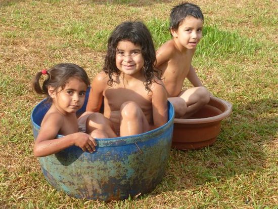die kinder von alfonso im hauseigenen pool.