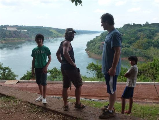besuch am rio parana dreilaendereck, links paraguay, geradeaus brasilien, wir in argentinien, weiter rechts gehts zu den iguazu wasserfaellen. (diego, ich, pablo, luca)