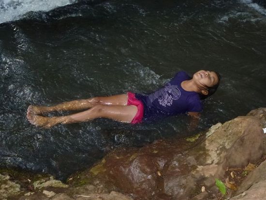 mariana bei den wasserfaellen am chillen.