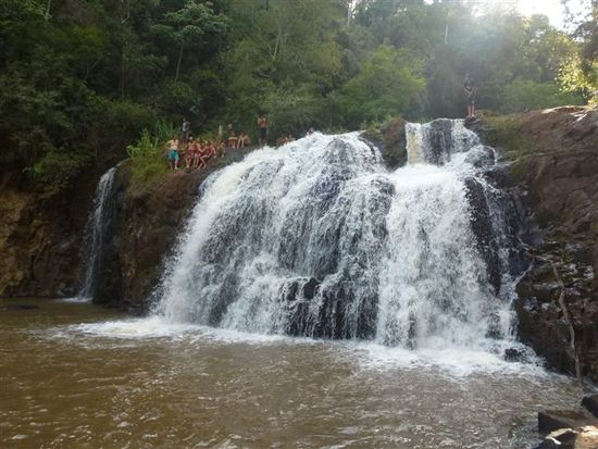 der wasserfall der todesspringer, links oben die mutigen akrobaten.