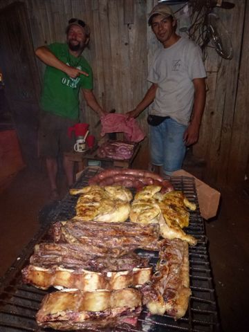 silvester asado bei den cardozos, jonathan schmeisst den grill mit 12 kilo fleisch (fuer 10 erwachsene und 4 kinder...) viva argentina!