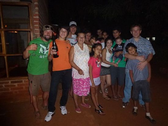 silvester auf der strasse im barrio, luca, marcelo, abuela, maria mit alesandra, mariana, jonathan, eli mit niko, paty (esposa von junior), junior mit junior junior, pablo mit luca.