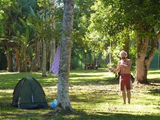 wie bereits erwaehnt, manchmal ist weniger mehr...rodrigo 175 cm, ein argentinischer backpacker setzt das perfekt um. oder habt ihr schon mal so ein kleines zelt gesehen?