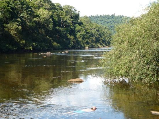 taegliches bad im warmen peripi fluss, damit die moskitos keine landebahn haben, taucht alles bis zur nase ein.