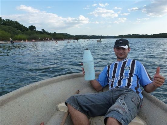 adrian ist trotzdem entspannt an bord, dahinter der inselstrand von gegenueber in brasilien.